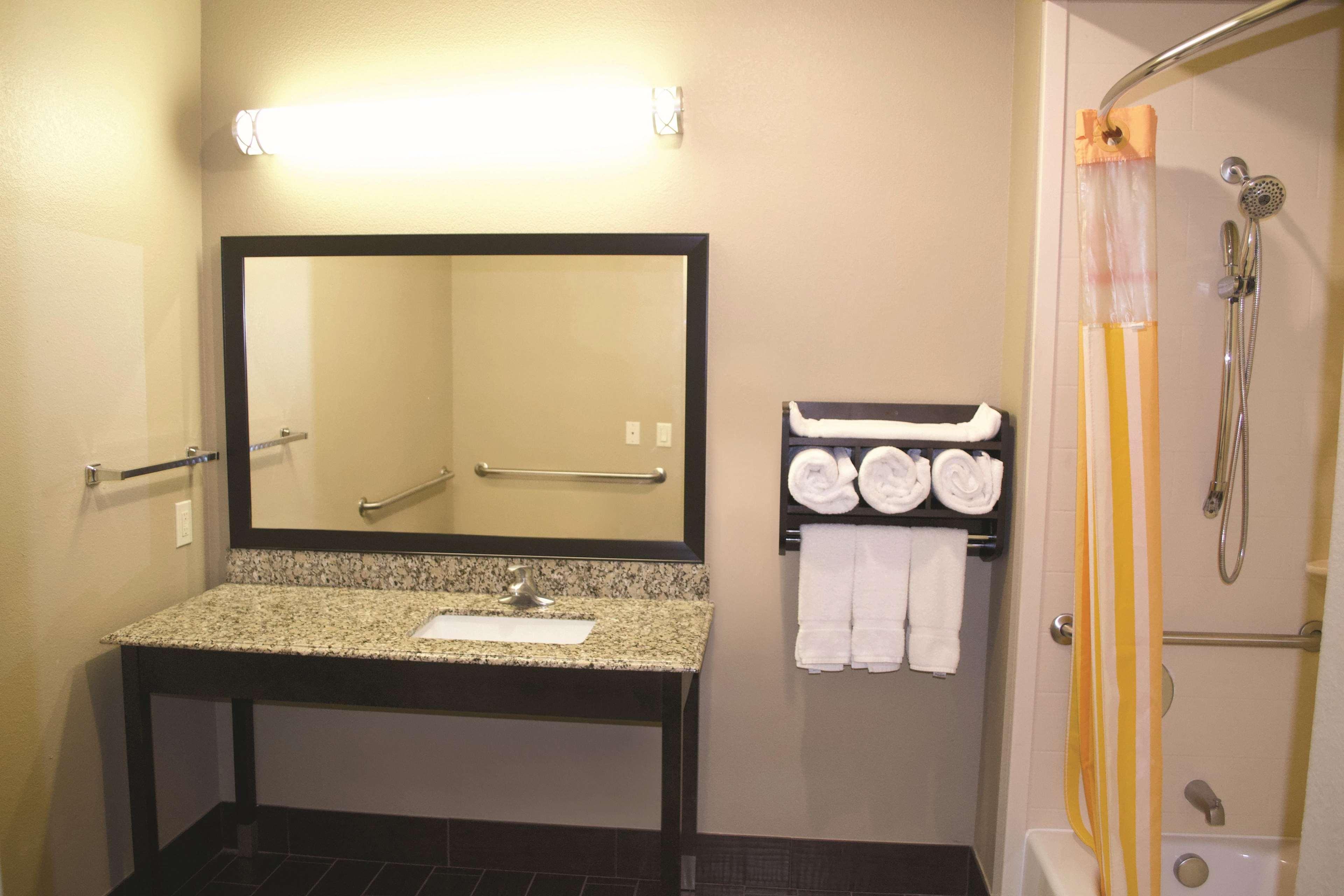 La Quinta By Wyndham Pearsall Extérieur photo