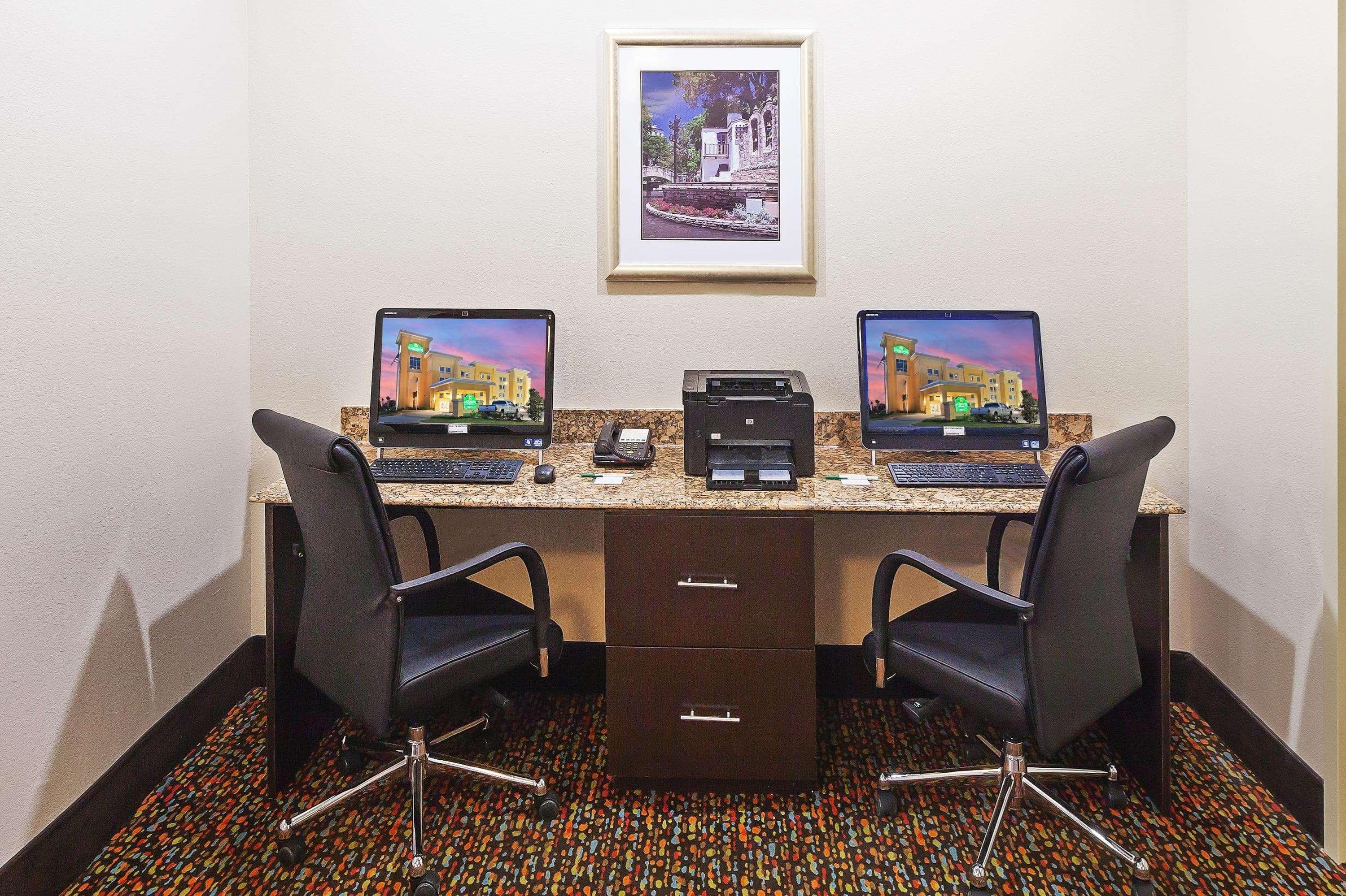 La Quinta By Wyndham Pearsall Extérieur photo