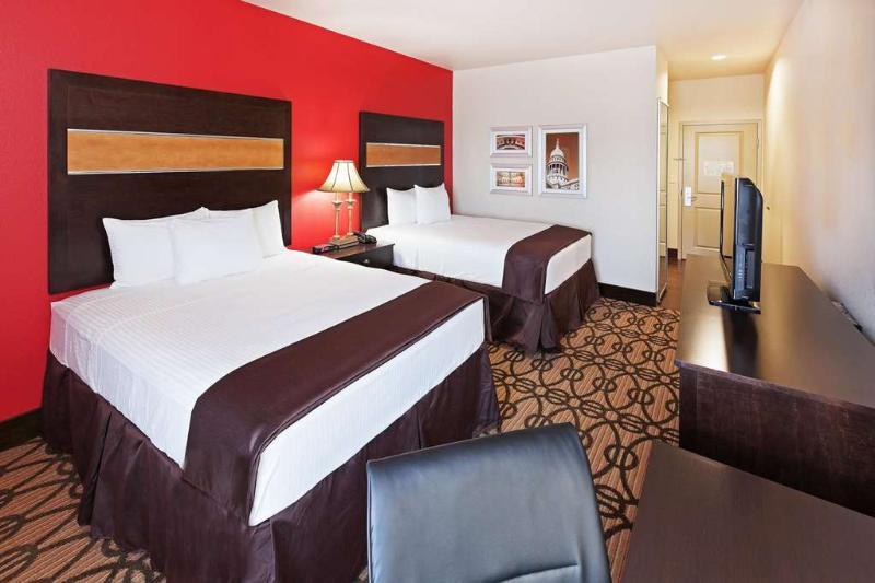 La Quinta By Wyndham Pearsall Extérieur photo