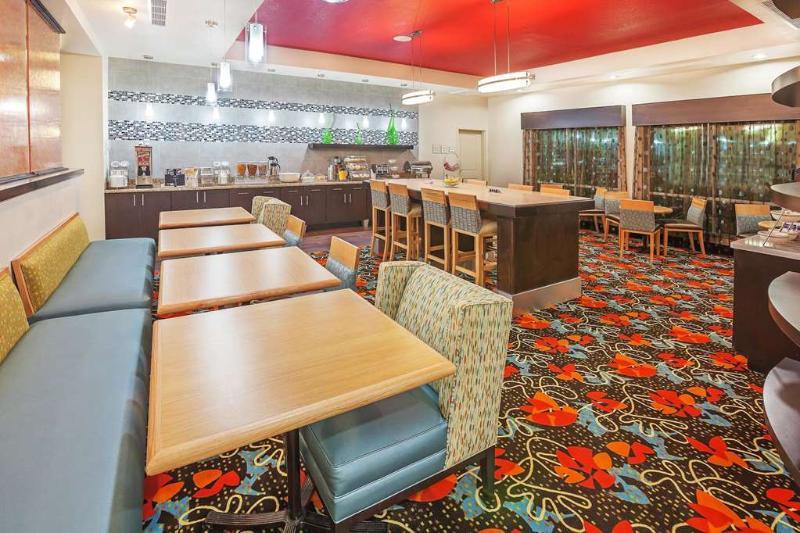La Quinta By Wyndham Pearsall Extérieur photo